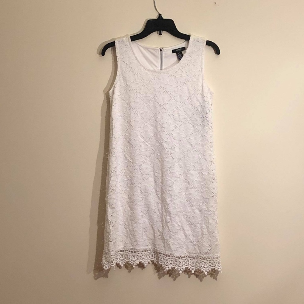 White lace Alfani lightweight sleeveless shift P/S